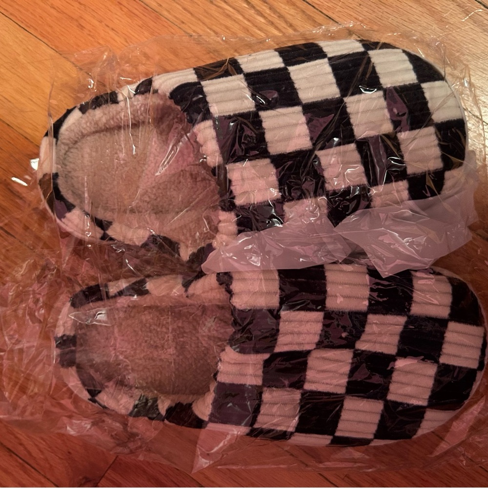 Checkered slippers - New!